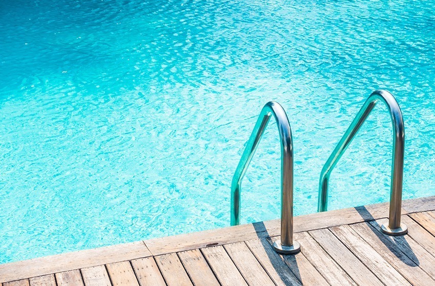 Vizinho que não paga o condomínio, pode usar a piscina?